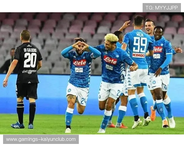 那不勒斯连入两球掀起主场狂欢，团队配合完美